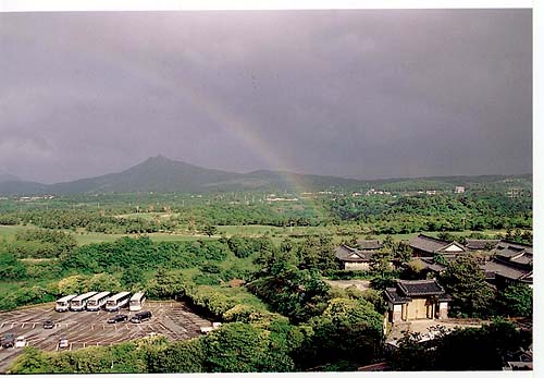 군산을 배경으로 축복의 무지개 다리가 놓인 제주 풍경 